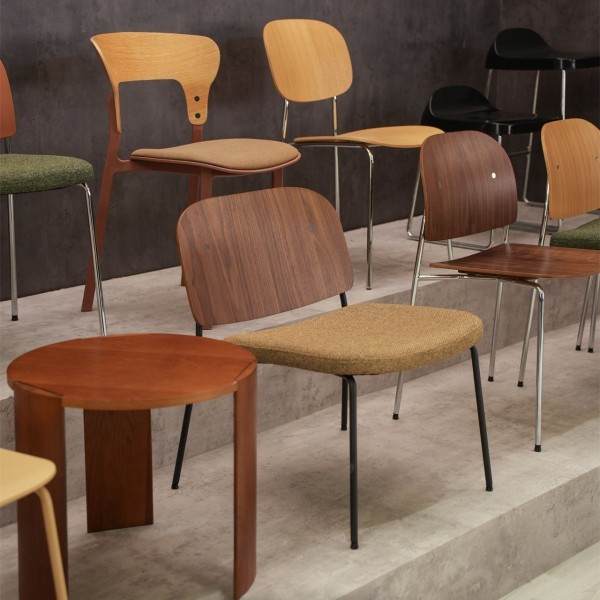 Wholesale Factory Indoor Furniture Nordic Minimalist Elegant Modern Metal Frame Relax Wood Living Room Chair with Soft Cushion